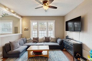TV, fireplace, video games - Cozy cabin with fireplace and WiFi fishing and boats welcome dog friendly (Netarts)