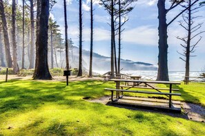 Outdoor dining - Cozy cabin with fireplace and WiFi fishing and boats welcome dog friendly (Netarts)