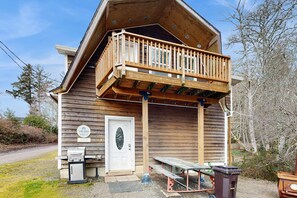 Outdoor dining - Cozy cabin with fireplace and WiFi fishing and boats welcome dog friendly (Netarts)