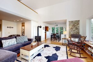 Televisie, een open haard, een dvd-speler en een kantoor