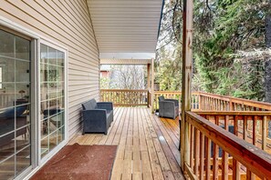 Terrace/patio - Renovated three story home by the beach with a furnished deck and washer dryer (Cape Meares)