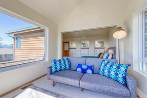 Una televisión, una chimenea