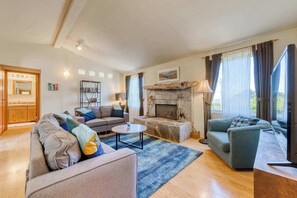 TV, fireplace
