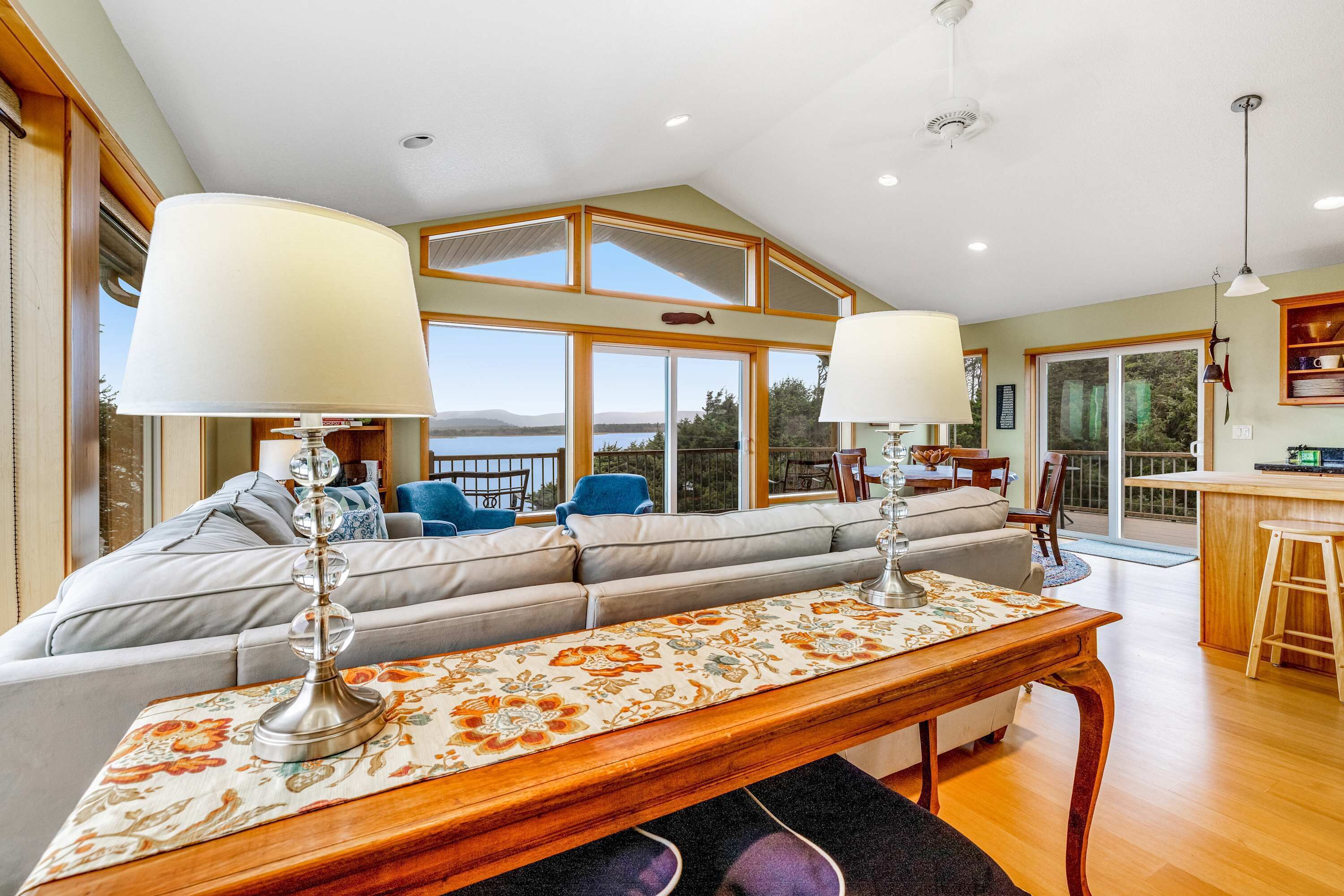 Télévision, jeux vidéo, lecteur de DVD, baby-foot