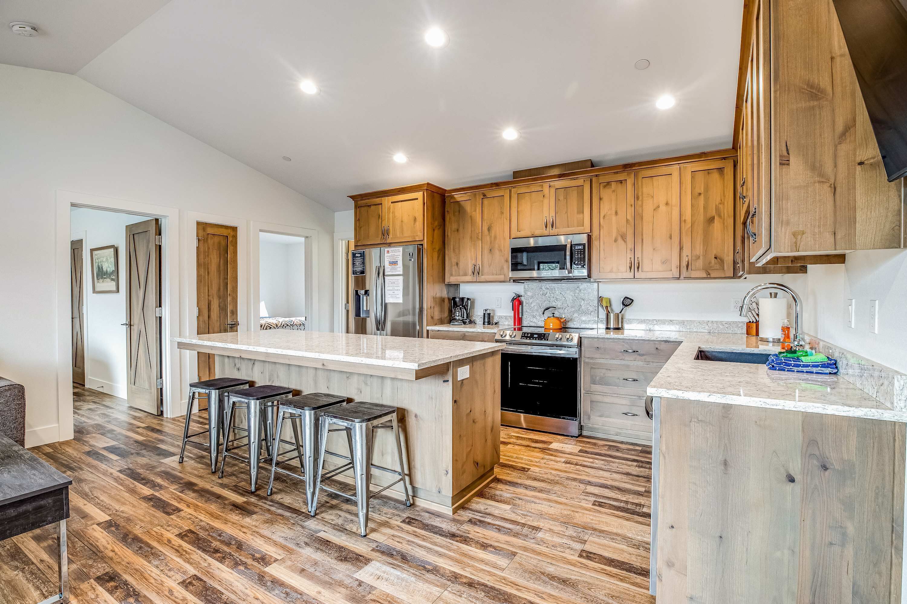 冷蔵庫、電子レンジ、オーブン、コンロ