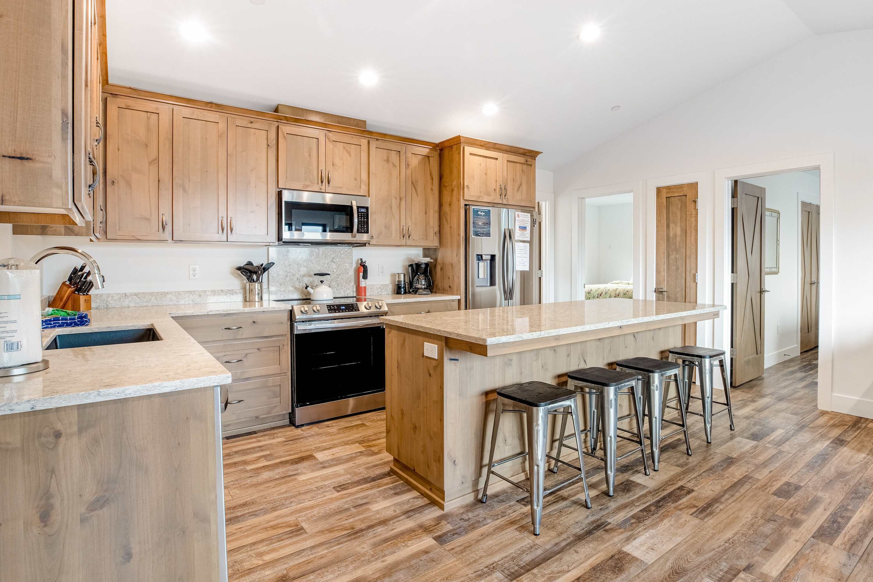 冷蔵庫、電子レンジ、オーブン、コンロ