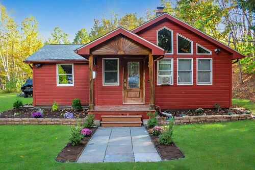 Stylish Mountain Cabin Close To Jiminy Peak