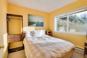 Room - Bright Oceanfront Home with Stunning Pacific & Bay Views - Near Town (Netarts)