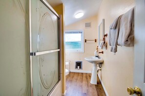Bathroom - Bright Oceanfront Home with Stunning Pacific & Bay Views - Near Town (Netarts)