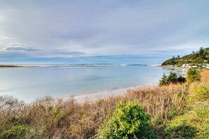 Beach - Bright Oceanfront Home with Stunning Pacific & Bay Views - Near Town (Netarts)
