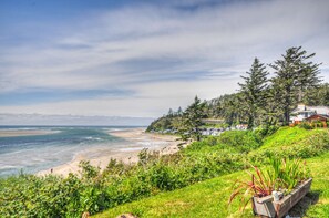 Beach - Bright Oceanfront Home with Stunning Pacific & Bay Views - Near Town (Netarts)