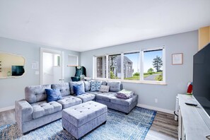 Televisión, chimenea, estéreo