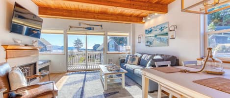 Fernseher, Kamin, Stereoanlage