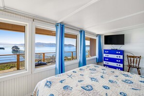 3 bedrooms, WiFi, bed sheets - Gorgeous home overlooking the bay near a boat launch dog friendly (Garibaldi)