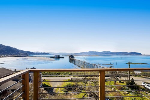 Gorgeous home overlooking the bay near a boat launch dog friendly