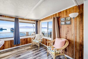 Interior - Gorgeous home overlooking the bay near a boat launch dog friendly (Garibaldi)