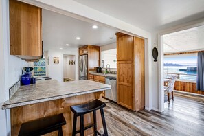 Fridge, microwave, oven, stovetop - Gorgeous home overlooking the bay near a boat launch dog friendly (Garibaldi)