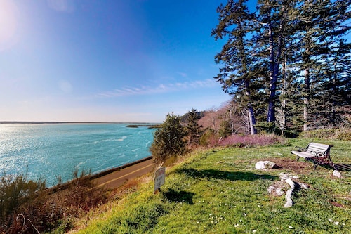 Dog Friendly Cottage with Deck WiFi and Washer Dryer Near Beaches Clamming