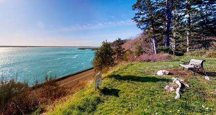 Dog Friendly Cottage with Deck WiFi and Washer Dryer Near Beaches Clamming