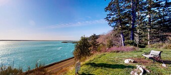 Dog Friendly Cottage with Deck WiFi and Washer Dryer Near Beaches Clamming