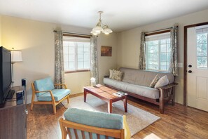 TV, offices - Dog-Friendly Cottage w/ Deck, WiFi & Washer/Dryer - Near Beaches, Clamming (Netarts)