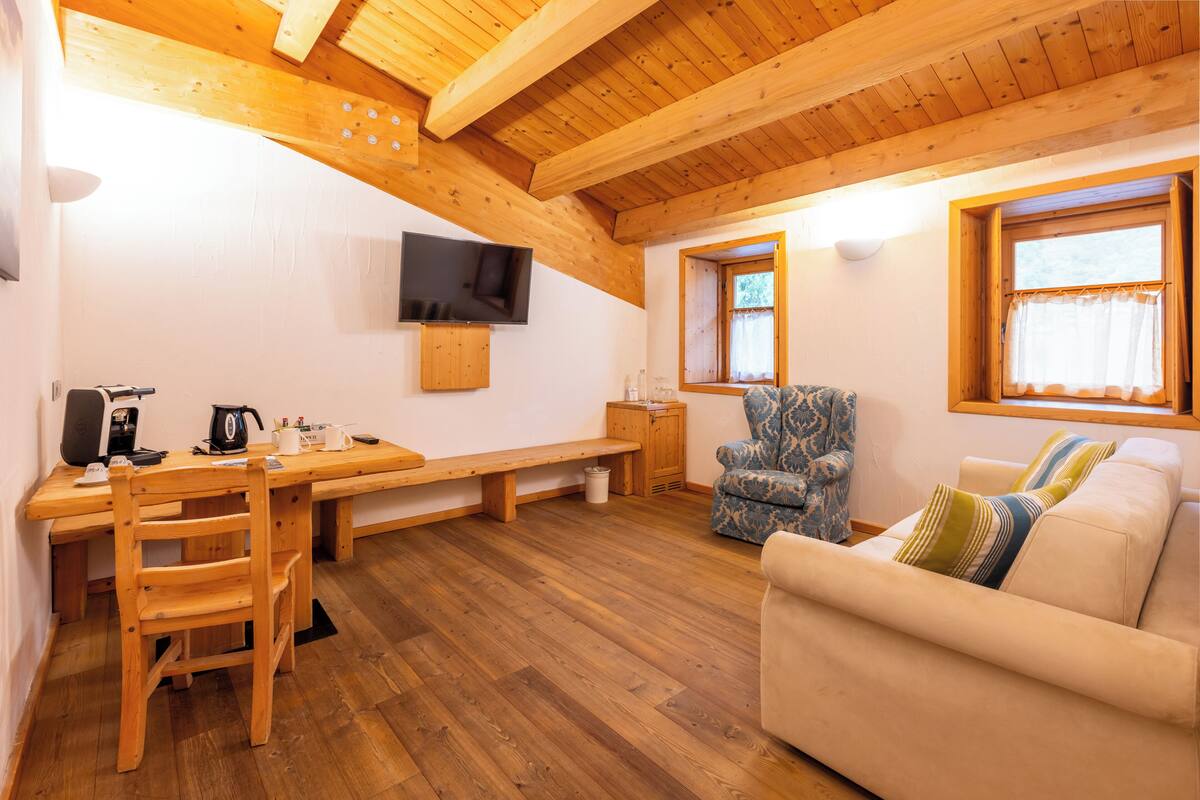 خزنة داخل الغرفة ومكتب ومساحة عمل للكمبيوتر المحمول وواي فاي مجانًا