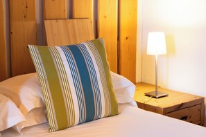 خزنة داخل الغرفة ومكتب ومساحة عمل للكمبيوتر المحمول وواي فاي مجانًا