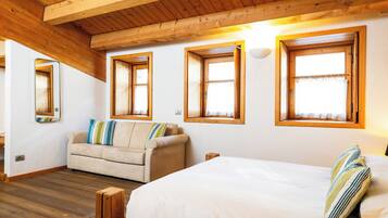 Habitación doble Confort, vista a la montaña | Caja de seguridad en la habitación y escritorio