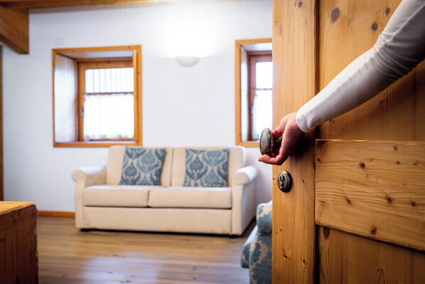 خزنة داخل الغرفة ومكتب ومساحة عمل للكمبيوتر المحمول وواي فاي مجانًا