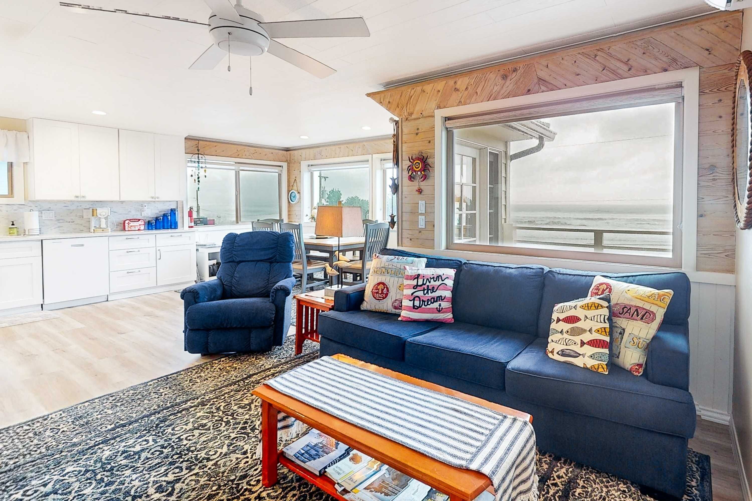 テレビ、暖炉、DVD プレーヤー、ステレオ