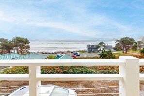 Property grounds - Nautical-Themed, Family-Friendly Beach House with Three Arches View (Oceanside)