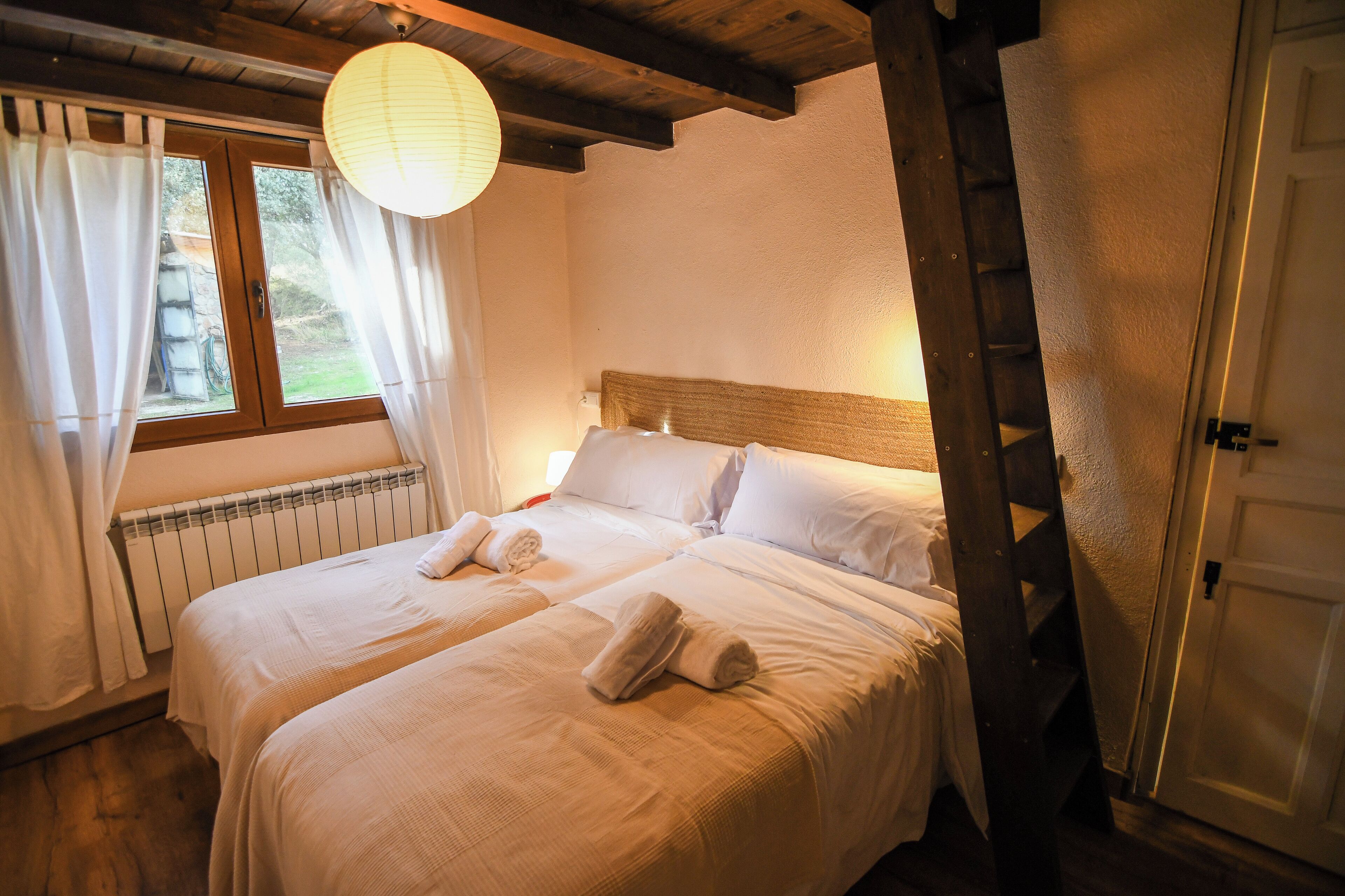 Tabla de planchar con plancha, wifi, ropa de cama