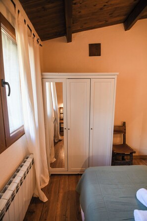 Planxa i posts de planxar, wifi i roba de llit 