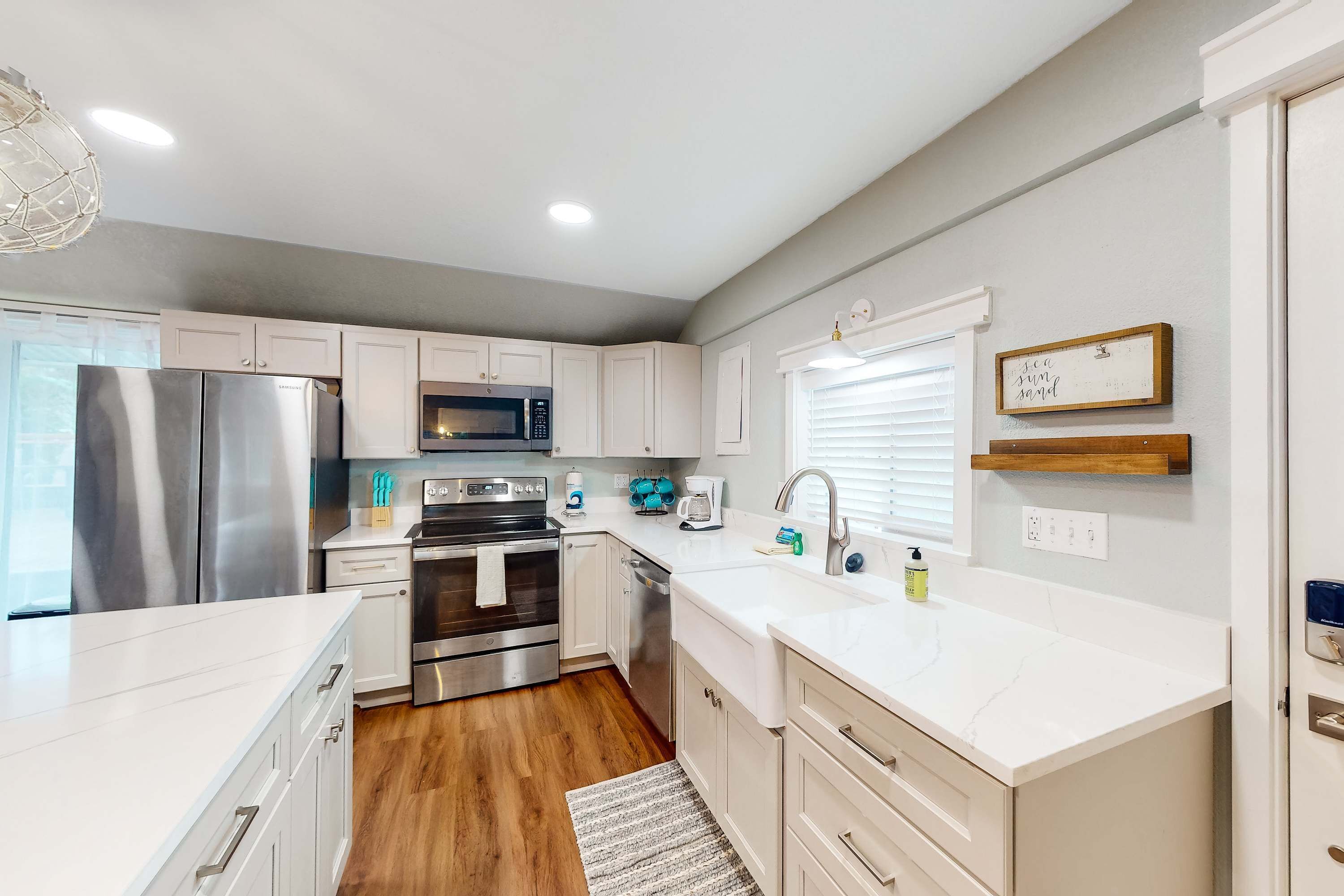 Geladeira, micro-ondas, fogão, cooktop