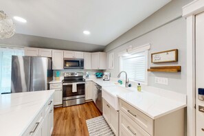 Fridge, microwave, oven, stovetop - Renovated dog friendly cottage with a covered porch deck yard and washer dryer (Netarts)