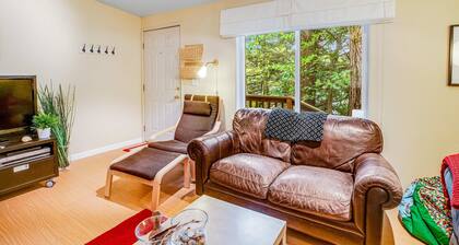 Dog friendly home with deck grill firepit washer dryer and WiFi walk to beach
