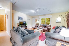TV, DVD player, offices - Dog friendly home with deck grill firepit washer dryer and WiFi walk to beach (Netarts)