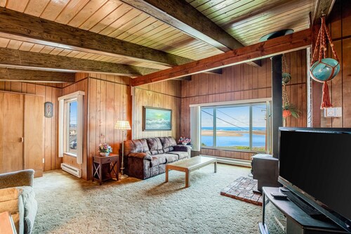 Dog friendly home with water views washer dryer and fireplace close to beaches