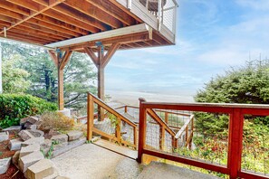Property grounds - Charming dog friendly historical home with gorgeous ocean views (Oceanside)