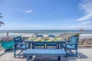 Outdoor dining - Oceanview Group Getaway in Prime Beachside Location (Oceanside)