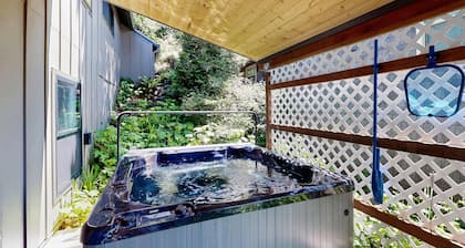 Bay view dog friendly home with a pool table and children s items