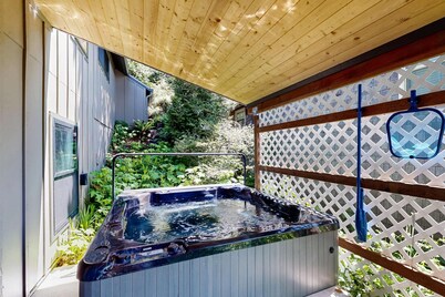 Bay view dog friendly home with a pool table and children s items