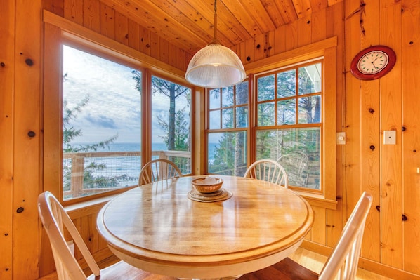 Dining - House near the beach with ocean views wood stove and telescope (Oceanside)