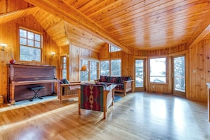 TV, fireplace, DVD player, stereo - House near the beach with ocean views wood stove and telescope (Oceanside)