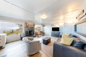 TV, fireplace - Quaint oceanfront hideaway with open layout fireplace central AC and gas grill (Netarts)