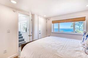 7 bedrooms, iron/ironing board, WiFi, bed sheets - Amazing ocean view escape with seven bedrooms scenic patios and modern interior (Oceanside)