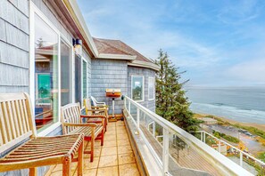 Property grounds - Huge dog friendly castle with ocean view decks 5 minutes to the beach (Oceanside)