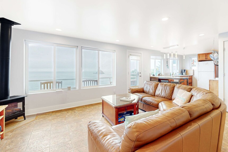 Beautiful And Dog Friendly Ocean Views With A Private Patio - Oceanside, OR