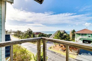 Property grounds - Classic Coastal Home with Ocean View in Quiet Neighborhood (Oceanside)