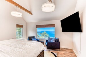 6 bedrooms, iron/ironing board, WiFi, bed sheets - Spacious ocean view home with wood fireplace grill and deck dog friendly (Oceanside)